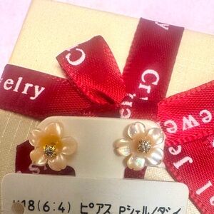 Earrings Stud Sakura flower with diamonds in K18 Japan gold